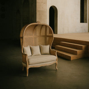 Holzsofa mit hoher kuppelförmiger Enea-Rückenlehne und Baumwollpolstern in Natur, 125×58×155 cm.
